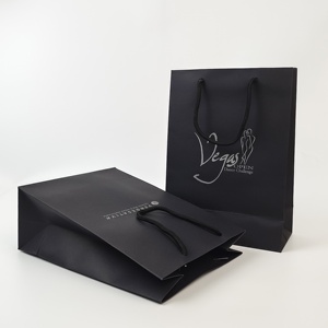 Bolsas de regalo de tamaño personalizado Embalaje de perfumes boutique de lujo Bolsa de papel de joyería pequeña de boda negra con asas - Product Image 2