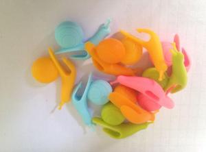 เครื่องหมายแก้วไวน์ซิลิโคนขนาดเล็กเกรดอาหารสำหรับขายส่ง ดีไซน์ตามสั่ง แบรนด์ตามสั่ง ของขวัญแปลกใหม่สำหรับหลายโอกาส ของพรีเมี่ยมส่งเสริมการขาย - Product Image 6