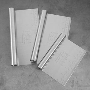 ที่ขูดแป้งสแตนเลสแบบมีด้ามจับยาวพร้อมสเกลสำหรับตัดแป้งทำขนม - Product Image 4
