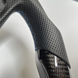 Volant de course sportif à fond plat en fibre de carbone véritable personnalisé avec cuir perforé et bande bleue - Product Image 4