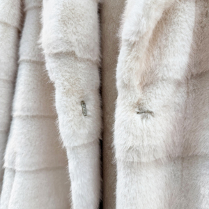 Manteau long de luxe en fausse fourrure de vison, coupe à panneaux horizontaux, revers blazer cranté, ceinture en fourrure assortie, faible MOQ, vente en gros - Product Image 5