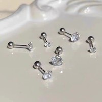 Boucles d'oreilles clous en acier inoxydable chirurgical hypoallergénique avec zircon cubique pour piercing hélix, idéales pour la mode féminine et les soirées
