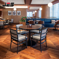 Ensemble de table et chaises de bistrot commercial en bois, style moderne et luxueux, pour hôtel, café, restaurant, projet sur mesure J2S