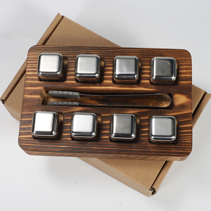 Bandeja de madera de pino carbonizada al por mayor con 8 ranuras para pinzas de hielo, juego de enfriamiento de vasos de whisky de acero inoxidable, regalo para bar. - Product Image 2