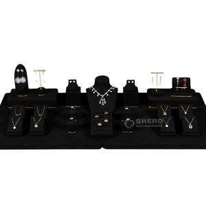 Expositor de Joyería de Lujo de Microfibra Negra con Base Metálica, Color y Logotipo Personalizables para Pulseras, Anillos y Collares de Oro - Product Image 1