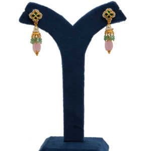 Boucles d'oreilles en kundan plaqué or avec pierre verte et perle rose, bijoux ethniques indiens traditionnels pour femmes, pour occasions festives. - Product Image 3
