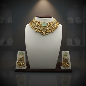 Ensemble collier ras-de-cou lourd en argent traditionnel avec perles centrales en pierre verte et boucles d'oreilles assorties - Product Image 3