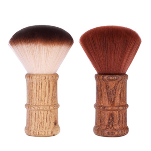 Cepillo de pelo de madera maciza con cerdas, forma redonda tipo pala, para uso en salón de belleza y barbería. - Product Image 1