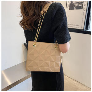 Sac à main fourre-tout à chaîne en cuir de grande capacité pour femmes avec sac sous les bras en treillis de diamant avec fermeture à glissière doublure en polyester PU - Product Image 3