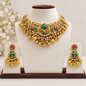 Conjunto de Collar Choker Tradicional Dorado con Detalles de Piedras Verdes y Rojas, con Pendientes Colgantes a Juego, Joyería Nupcial India para Bodas - Product Image 5