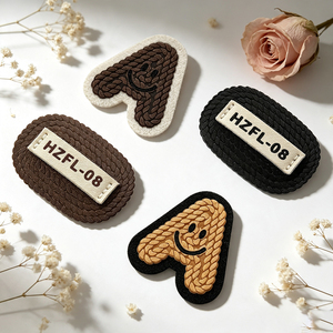 Étiquette en similicuir PU tressé avec logo personnalisé à coudre, motif Smiley, pour tricots, chapeaux et vêtements - Product Image 1