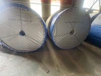 Bande transporteuse industrielle à parois latérales ondulées avec crampons et parois latérales pour le chargement portuaire