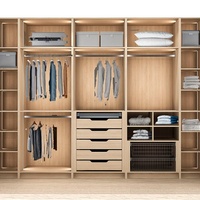 Dressing sur mesure Senger en mélamine bois clair avec îlot central et étagères éclairées par LED – Armoire de luxe moderne pour chambre à coucher