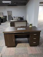 Table de travail du personnel extensible moderne Mobilier de bureau à panneaux en bois conçu pour le bureau à domicile ou le bureau d'ordinateur Conçu en usine