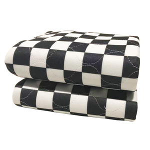 Tapis pour animaux de compagnie à quatre couches super absorbant antidérapant réutilisable imprimé à carreaux noir et blanc pour chiens - Product Image 5