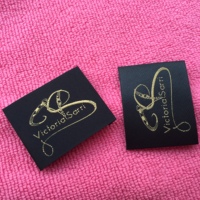 Étiquette tissée en satin noir à surface brillante à pli latéral, étiquette de col en satin confortable avec logo de marque