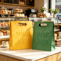 Sac en papier pliable personnalisé avec logo triangulaire, poignées découpées, recyclable, pour cadeaux, cosmétiques, promotion, emballage personnalisé
