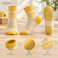 Chaussettes de yoga antidérapantes couleur crème jaune rayé, coupe ajustée et flexible pour studio, étiquette privée, commande personnalisée, approbation de la coupe