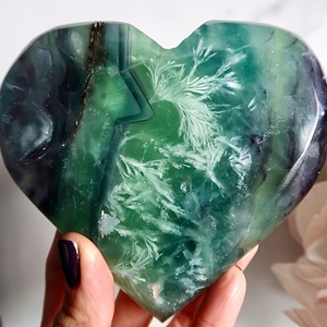 Cœur en fluorite à plumes naturelles en gros |   Spécimen minéral solide, idéal pour la décoration de la maison/du bureau, cadeau unique pour les fêtes - Product Image 2