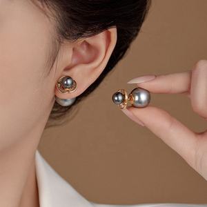 Boucles d'oreilles clous géométriques polyvalentes grises 2025 avec zircon et finition plaquée or pour femme, luxe haut de gamme - Product Image 1