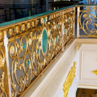 Rampe d'escalier en cuivre et aluminium de style européen pour villa, avec mains courantes sculptées en cuivre, fixation au sol