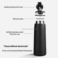 Bouteille d'eau en acier inoxydable Aira avec pod aromatisant pour parfumer et donner de la saveur aux boissons