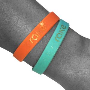 Nueva pulsera de silicona con purpurina promocional de alta calidad personalizada con estilo con impresión de logotipo dorado - Product Image 1