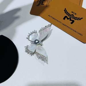 Pendientes de Mariposa con Conchas de Abulón Coloridas y Circonita, Broches de Moda de Estilo Bosque de Cristal Plateado de Alta Gama Dinámicos - Product Image 1