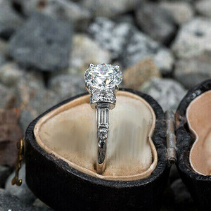 Anello con zirconi a quattro punte per donna, gioielli da dito classici e scintillanti - Product Image 3