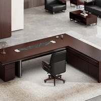 Chaise d'invité Gavin avec revêtement en cuir, accoudoirs en bois massif et base en étoile