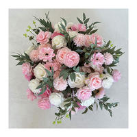Centre de table de mariage fait main, arrangement de roses roses et blanches, boule de fleurs artificielles, décoration avec feuilles d'olivier mélangées.
