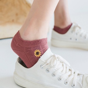 Calcetines Finos de Alta Calidad con Logotipo Personalizado, Calcetines Bonitos de Color Sólido con Diseño de Flores Bordadas para Mujer - Product Image 4