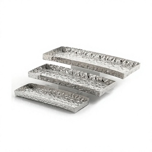 Ensemble de 3 plateaux à chocolats de tailles différentes en aluminium couleur argent pour servir des salades et des aliments à des prix raisonnables - Product Image 1