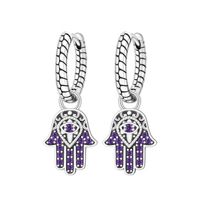 Les boucles d'oreilles en forme de main porte-bonheur violettes sont le cadeau idéal pour la Saint-Valentin, un anniversaire ou un anniversaire de mariage pour une fille. - Product Image 1