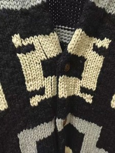 Cardigan en tricot à motifs géométriques de style vintage décontracté noir tons neutres avec col à capuche et fermeture à boutons - Product Image 3