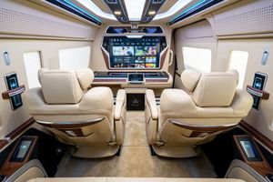 Kit de conversion intérieure de luxe pour Toyota Hiace avec sièges VIP, <span class=keywords><strong>bureau</strong></span> électrique, cloison intelligente et grand écran tactile - Product Image 2