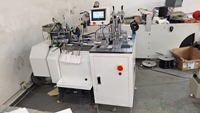 Étiquettes volantes pour cartes de vêtements professionnels entièrement automatiques Machine à enfiler les étiquettes Machine à enfiler les étiquettes