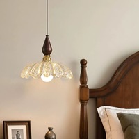 Lustre carré de style français vintage-moderne pour restaurant, ambiance raffinée rétro-élégante, accents de pétales en feuille d'or d'inspiration zen