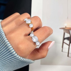 Anillo de Acero Inoxidable Chapado en Oro de 18K con Tres Circonitas - Diseño Clásico de 3 Circonitas, Joyería Versátil para Uso Diario - Product Image 5