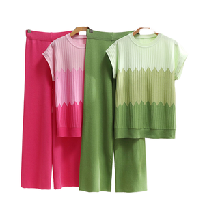 Ensemble deux pièces en tricot pour femmes, haut à manches courtes dégradé et pantalon large, tenue décontractée, vente en gros - Product Image 1
