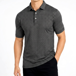 Chemise décontractée pour homme à manches courtes, imprimée par transfert thermique à pois noirs, en jersey de polyester 180g, avec logo frontal, respirante et coupe classique - Product Image 1