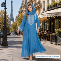 Robe élégante sur mesure, coupe ample, texturée, avec broderie florale colorée sur le devant et les poignets |   Abaya quotidienne de Dubaï, robe décontractée musulmane