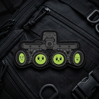 Badge en caoutchouc 3D PVC motif visage souriant à quatre yeux, vision nocturne panoramique, prêt à être expédié, idéal pour les brassards tactiques