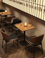 Ensemble de meubles de salle à manger rétro en bois durable avec chaises à dossier incurvé et pieds en métal élégants pour restaurants, cafés, hôtels et bars