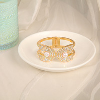 Grand fermoir perle Bracelets de manchette Asymétrique Broadside Ball Menottes Bracelet de poignet pour femmes filles Simple Bijoux de mode