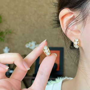 Pendientes Minimalistas Versátiles en Forma de Media Aro con Diamantes Pavé en Forma de C, de Oro Amarillo de 18K, con Diamantes Cultivados en Laboratorio, Pendientes de Oreja en Forma de Corazón - Product Image 4