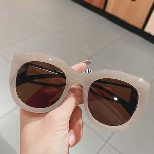 Gafas de Sol Redondas Estilo Ojo de Gato con Degradado Vintage de Moda 2022, Color Caramelo para Mujer - Product Image 3