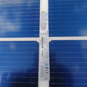 Panneau solaire monocristallin de type N 580W 585W 590W 182mmx182mm à cellules demi-coupées, module photovoltaïque bifacial double vitrage - Product Image 3