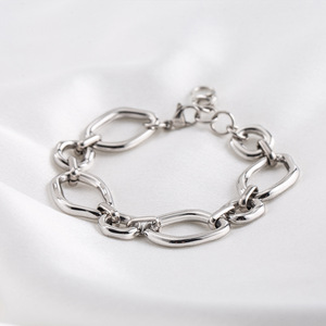 สร้อยข้อมือเหล็กไทเทเนียมทรงเรขาคณิตแบบยูนิเซ็กซ์ ดีไซน์รูปวงรีไม่สม่ำเสมอ ของขวัญเครื่องประดับ - Product Image 3