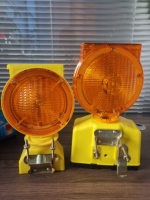 Feux de signalisation routière portables, durables, à haute visibilité, étanches IP68, réfléchissants, en plastique, à énergie solaire, pour une signalisation efficace